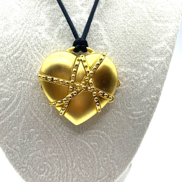 Vintage Estee Lauder Solid Perfume Compact, Chained Heart Black Satin Necklace - Picture 2 of 13